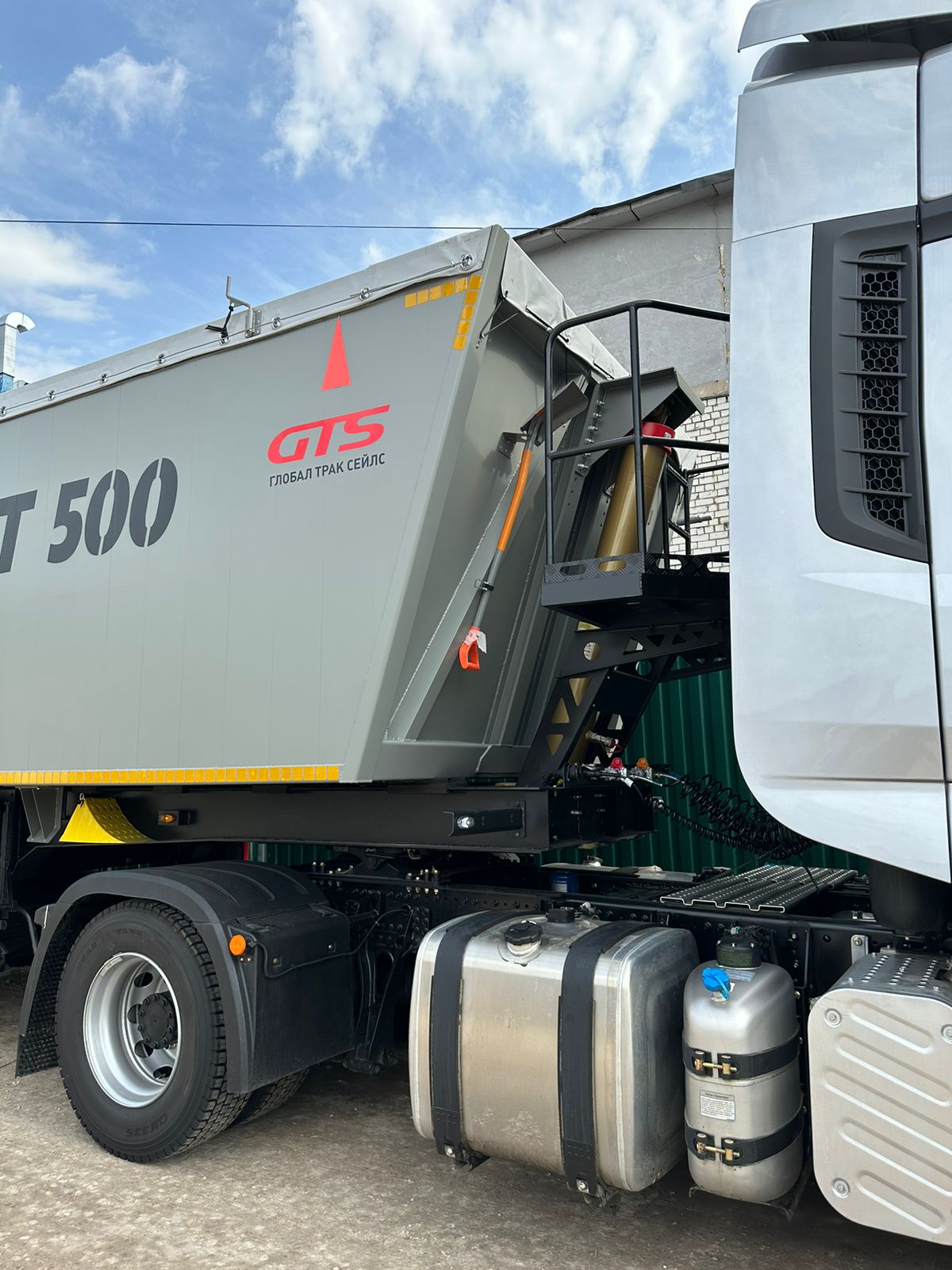 Алюминиевый полуприцеп зерновоз CAT500 55 435 | GoodTruck